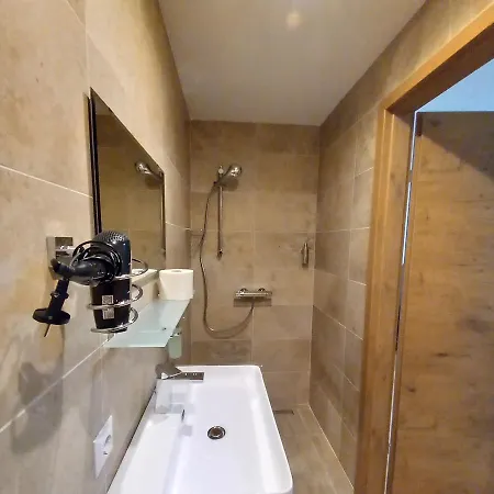 לינה וארוחת בוקר Alpina 3*